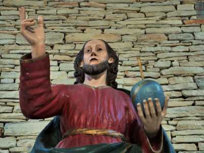 Alcuni elementi, come i putti laterali che ornavano l�ara, sono stati rubati in passato. La statua del Cristo che regge in globo, un tempo al centro del manufatto, � stata invece spostata nella moderna chiesa del Salvatore
